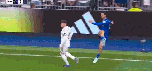 stake在线玩-半场：皇马0-1赫塔费，萨特里亚诺凌空斩，维尼修斯失单刀